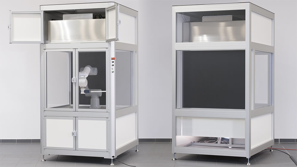 Aplicación de ejemplo de una cabina para máquinas compatible con sala blanca de item Industrietechnik con dos unidades de filtrado.