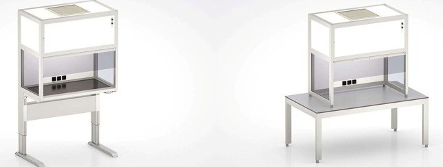 Una caja de flujo laminar combinada con un banco de trabajo (izquierda) y una versión móvil (derecha) que puede instalarse de forma flexible sobre distintos bancos de salas blancas. Una caja de flujo laminar suministra un flujo de desplazamiento de baja turbulencia al interior de un área delimitada.