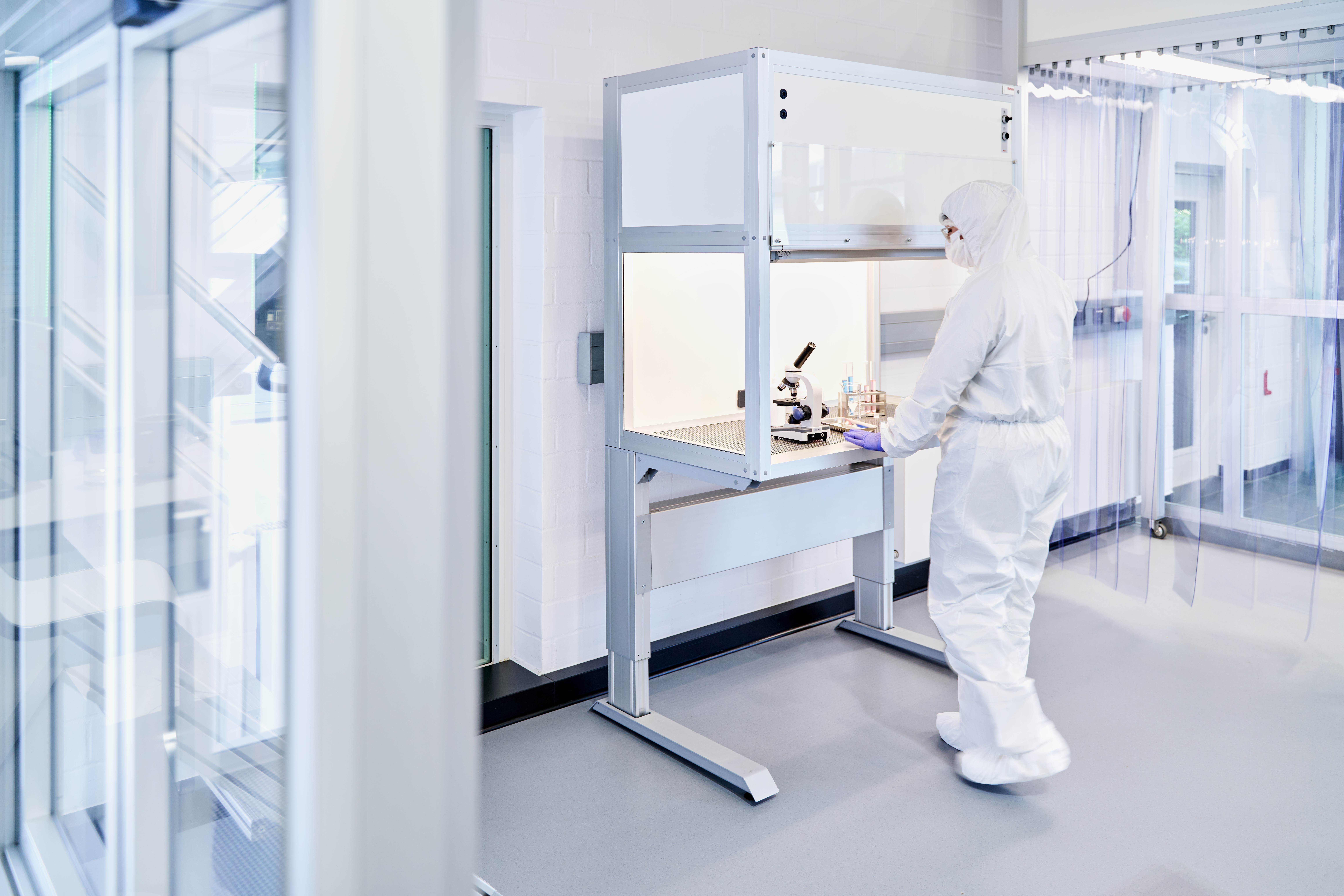 Special work bench for use in cleanrooms. A work bench with a laminar flow box uses a HEPA filter to filter the air and directs it evenly into the work area. Work benches like this one – or similar designs – are used in all sorts of environments where the very strictest of cleanliness requirements apply. Examples include semiconductor manufacturing, the medical technology sector, and the pharmaceutical and optical industries.